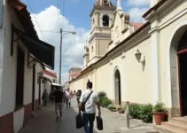 padre expulsa comerciantes