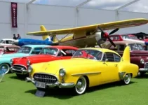 exposição de carros antigos e aeronaves
