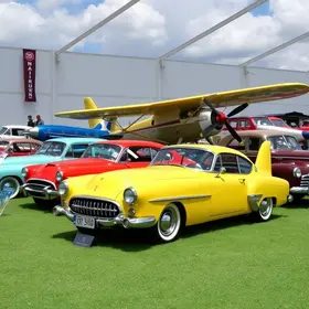 exposição de carros antigos e aeronaves