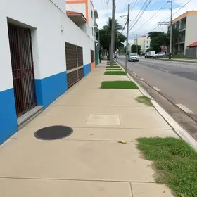 calçada sem acessibilidade em Aracaju