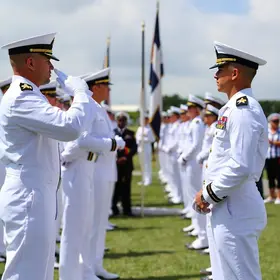 Marinha realiza solenidade de homenagens em Aracaju