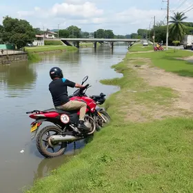 Motociclista cai em canal da Zona Norte de Aracaju