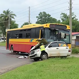 acidente entre ônibus e carro